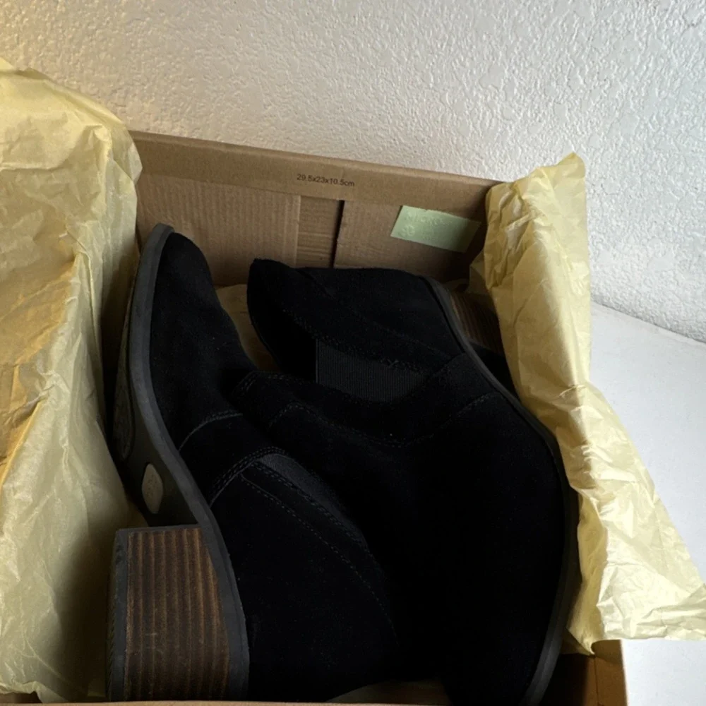 Me Too ZASPER-DSW Black Suede Ankle Bootie Women Size 10M Block Heel Almond Toe